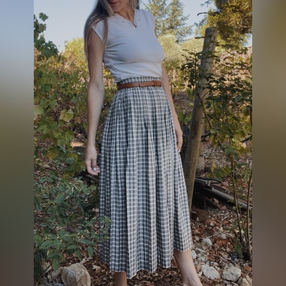 Vintage Gray and Ivory Plaid Flannel Women's Skirt - Picture 4 of 13